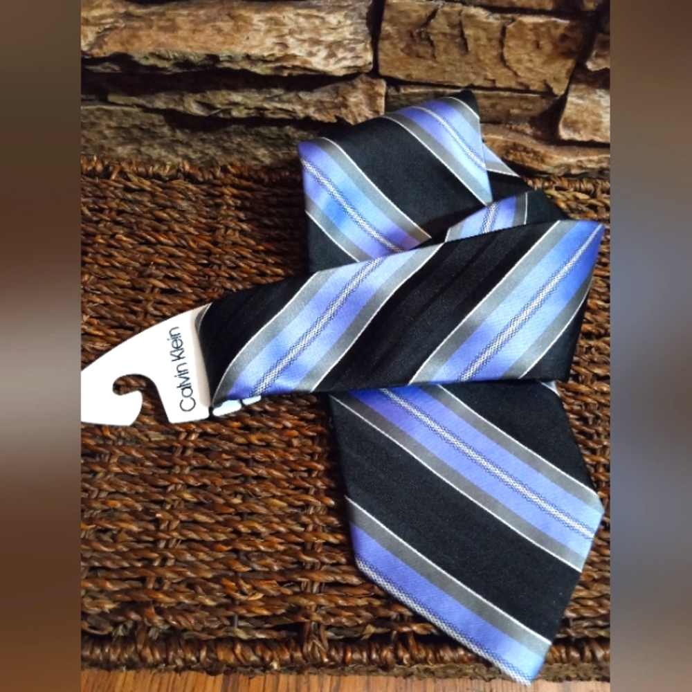 Calvin Klein Blue and Silver Striped Silk Tie 56 inches x 4 inches New